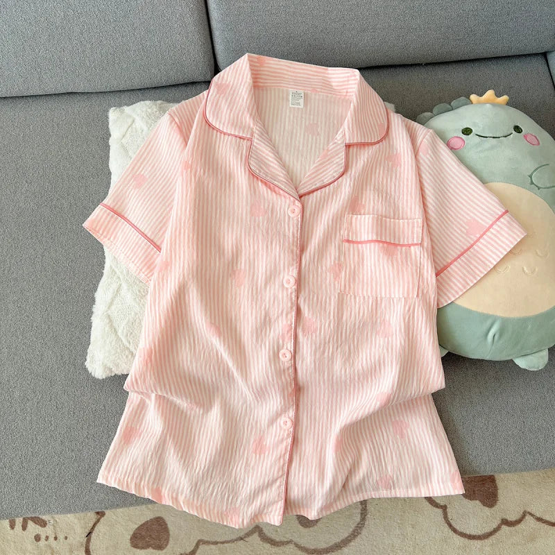 Short-sleeve women's pajama set with floral print, wearable outside